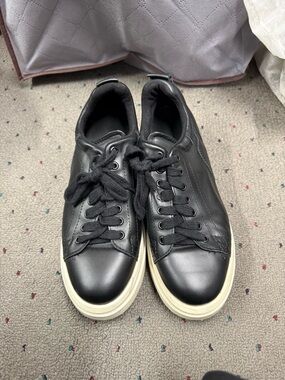 Women’s Black Low-Top Sneakers - Classic Comfort